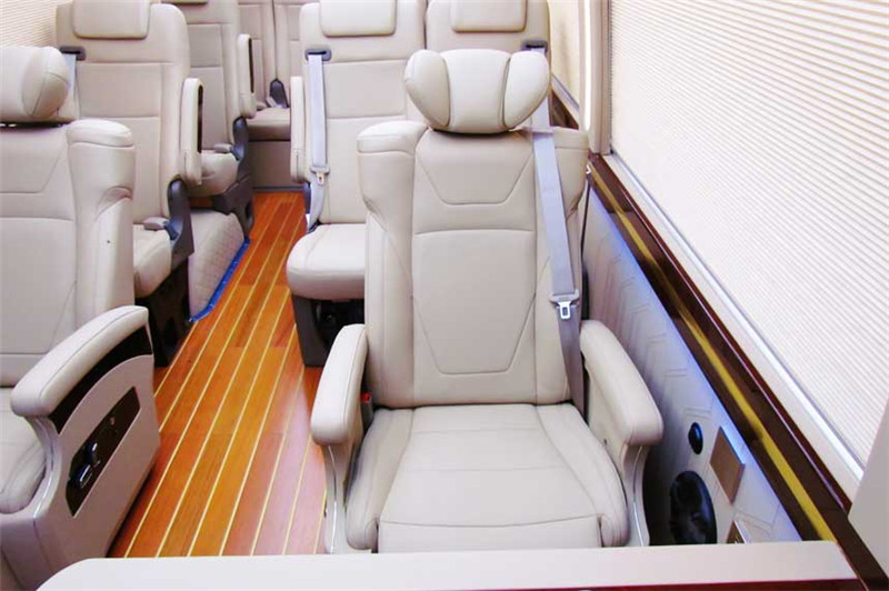 北京出游租15人左右【豪華型】考斯特一天費(fèi)用多少？